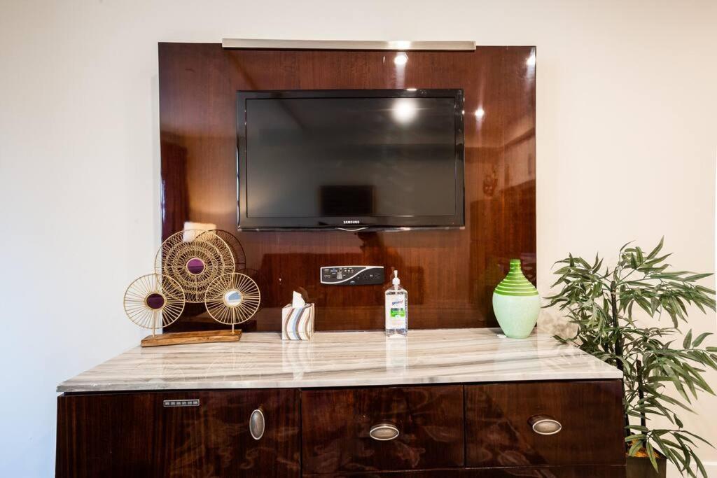 Apartamento 1-bedroom With Cali King Size Bed In *