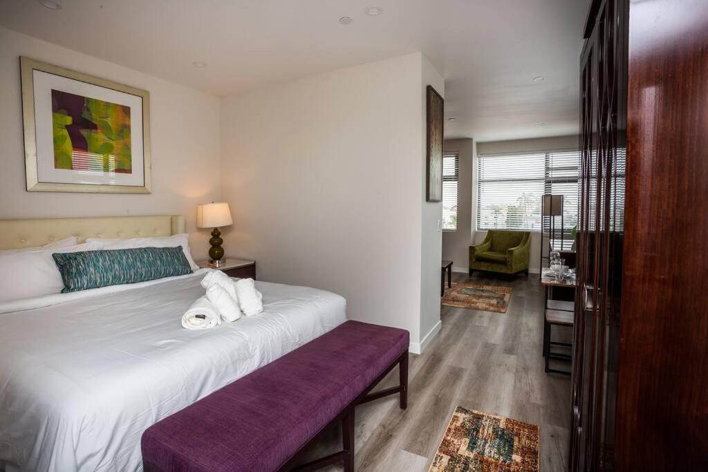 Inn One Bedroom With Luxurious Furnitures