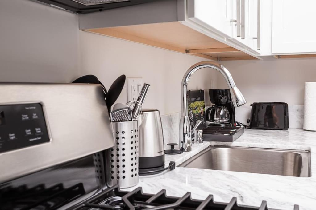 Lovely W Full Kitchen In Heart Of *