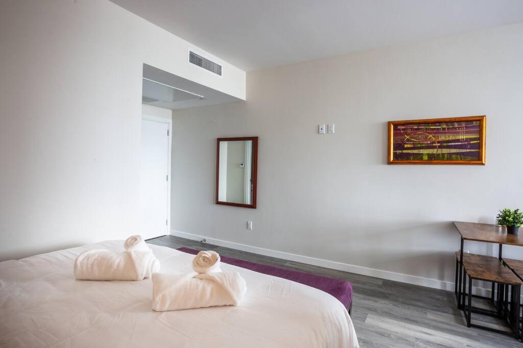 Cali King Size One Bedroom Luxurious In Dtsd * San Diego