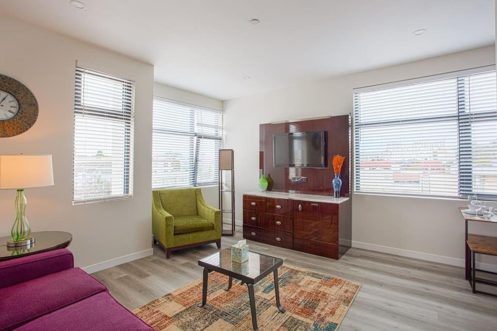 One Bedroom With Luxurious Furnitures Inn
