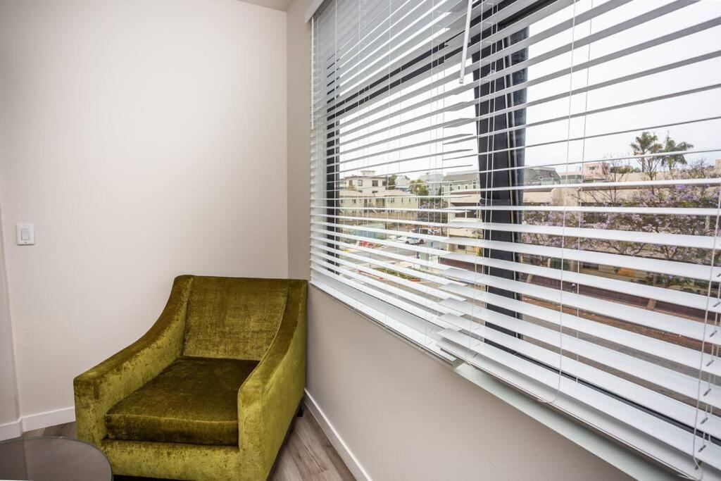 Apartment Comfy With Cali King Size Mattress *