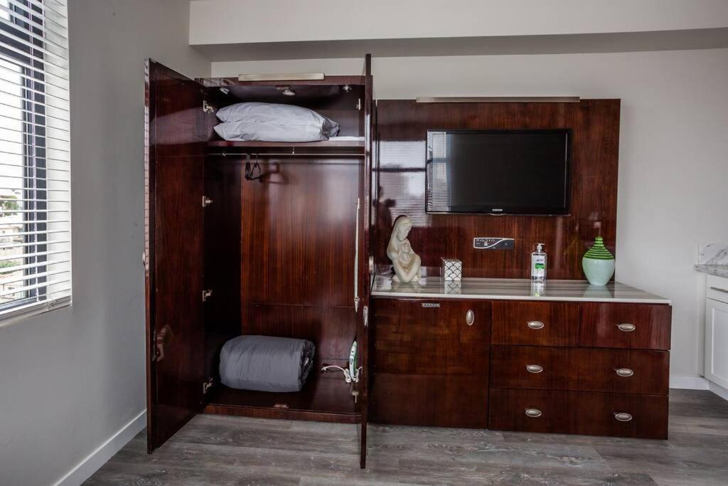 Cali King Size One Bedroom Luxurious In Dtsd * San Diego