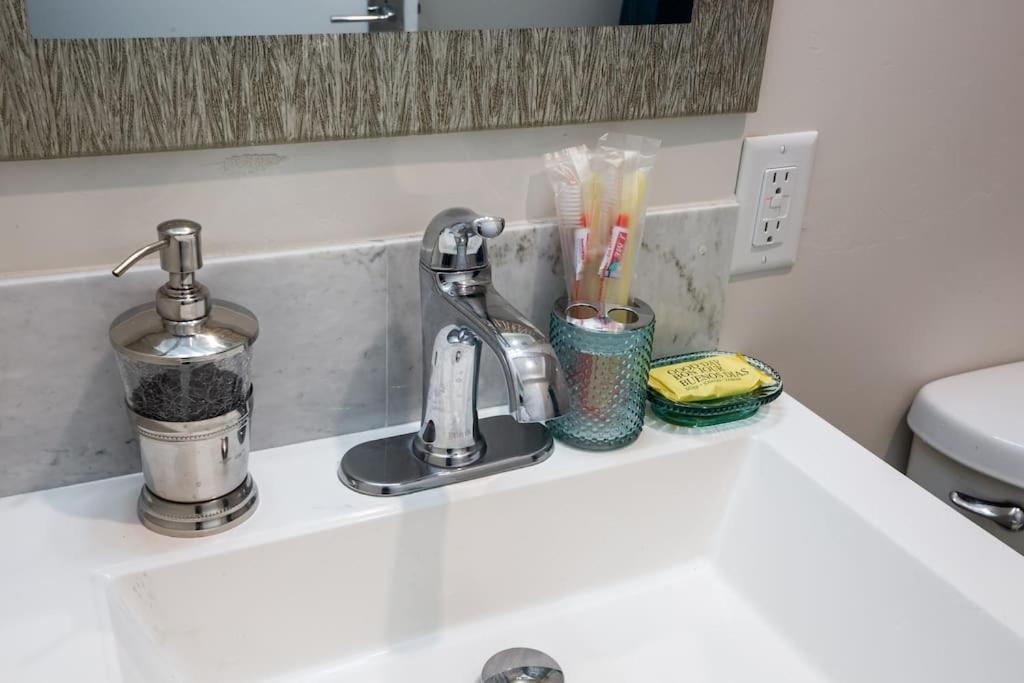 Lovely W Full Kitchen In Heart Of * San Diego
