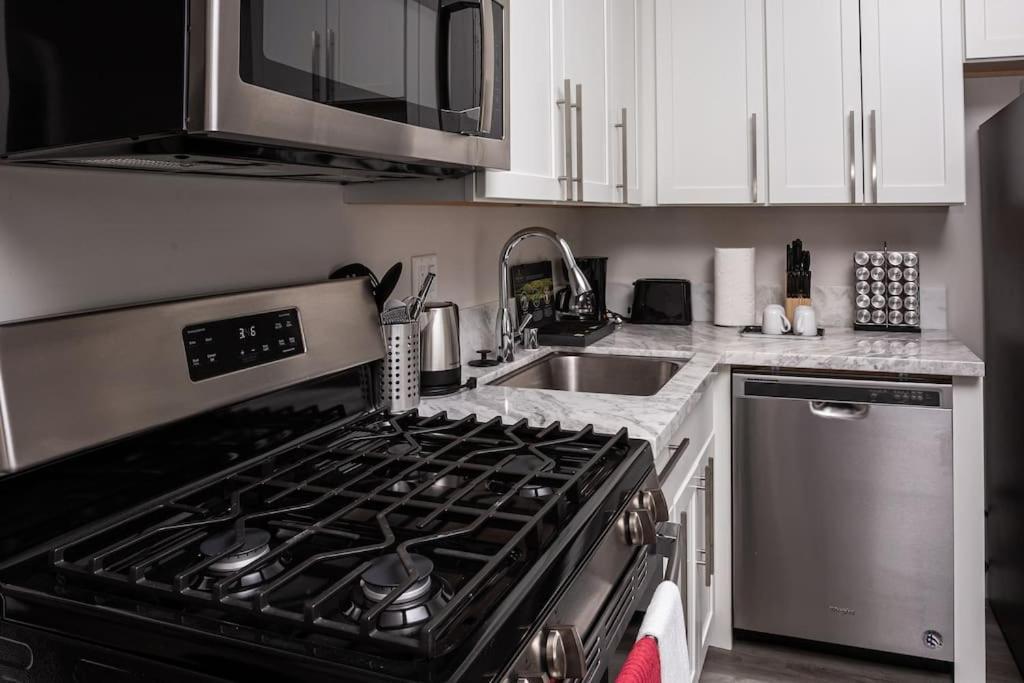 Lovely W Full Kitchen In Heart Of * San Diego