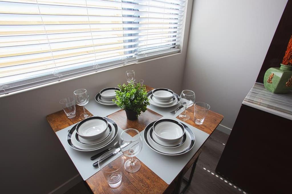 Lovely W Full Kitchen In Heart Of *