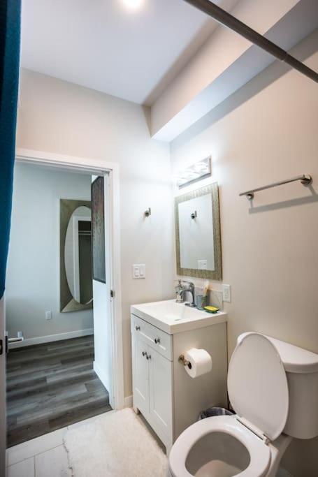 Lovely W Full Kitchen In Heart Of Apartment *