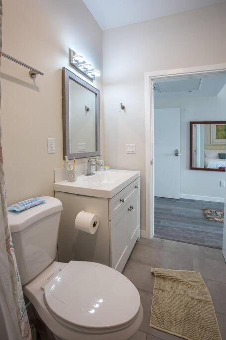 Cali King Size One Bedroom Luxurious In Dtsd Apartment