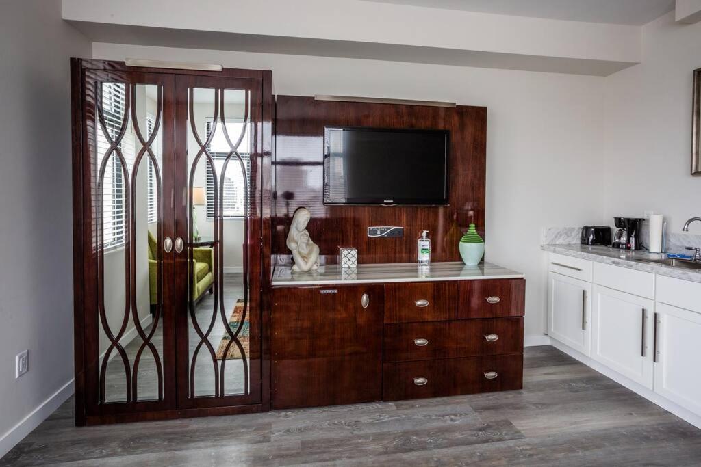 Cali King Size One Bedroom Luxurious In Dtsd * San Diego