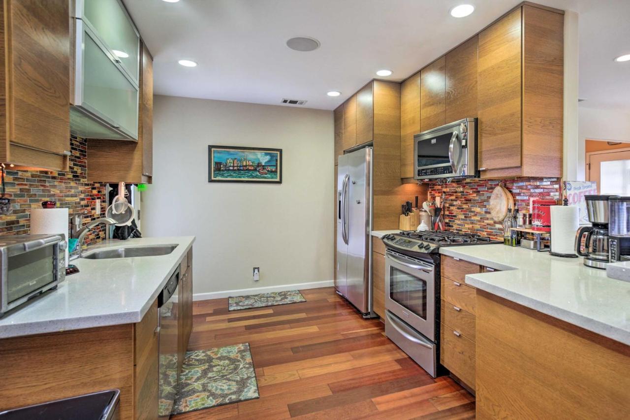 Holiday home Updated With Private Yard And Grill!