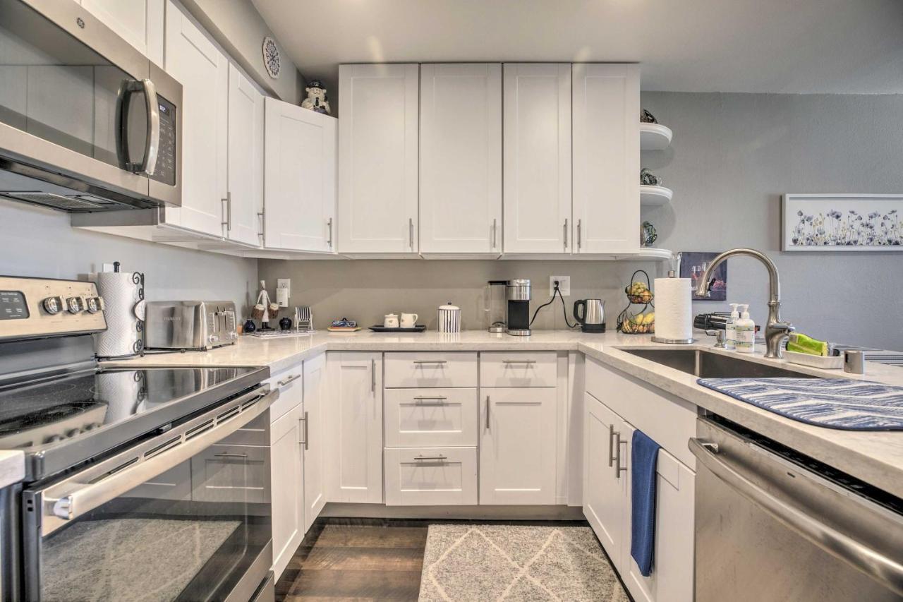 Apartment Contemporary Gem With Community Pool! *