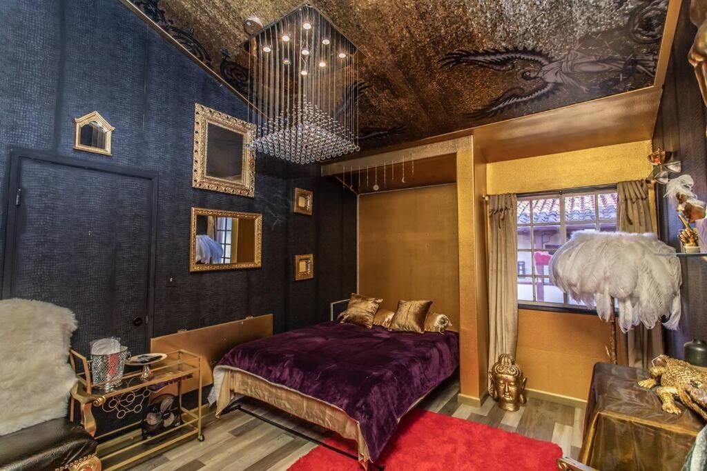 Gatsby Opulance In Old Town Near Marine Base *