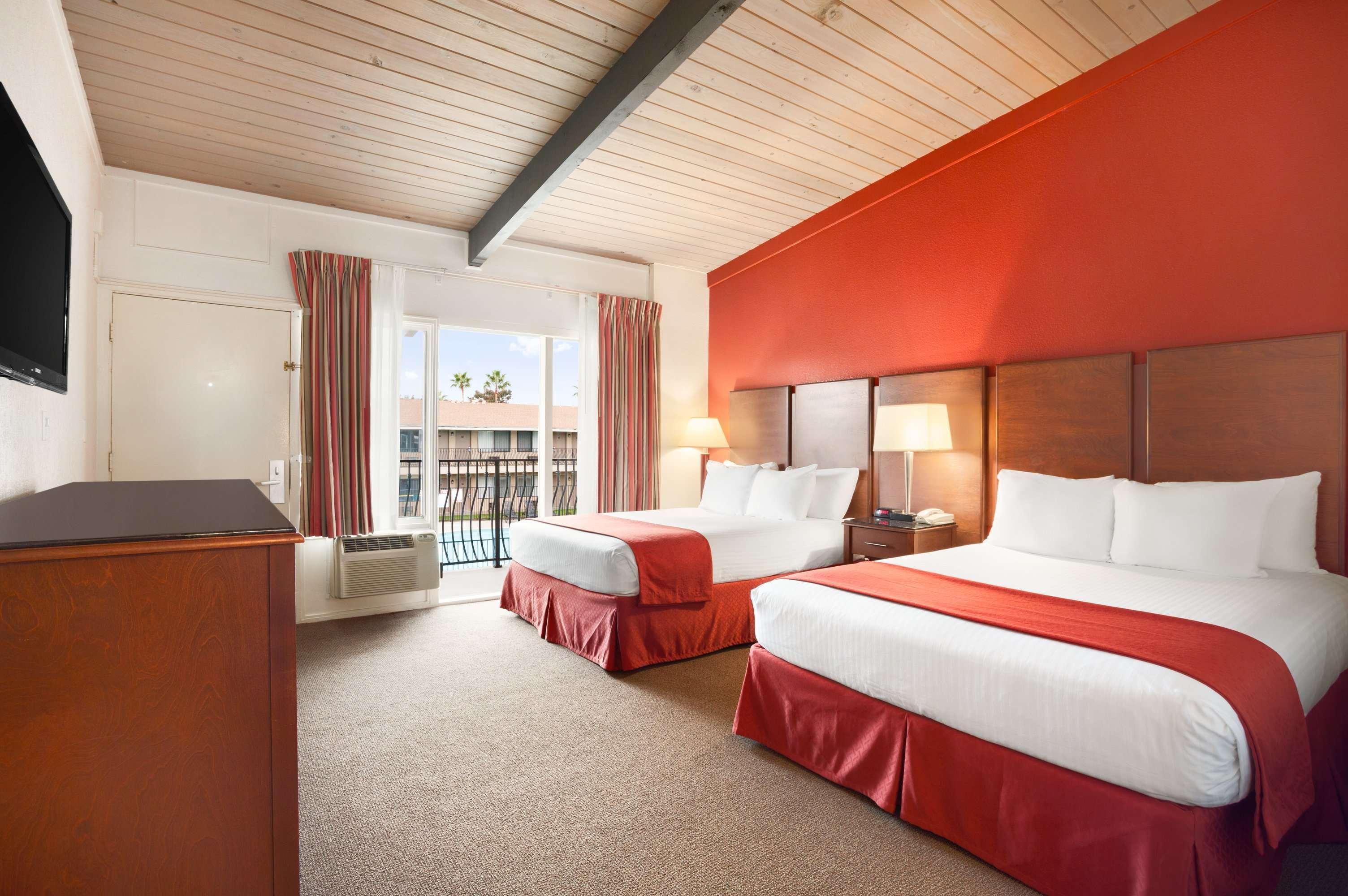 Ramada By Wyndham North & Conference Center 3*