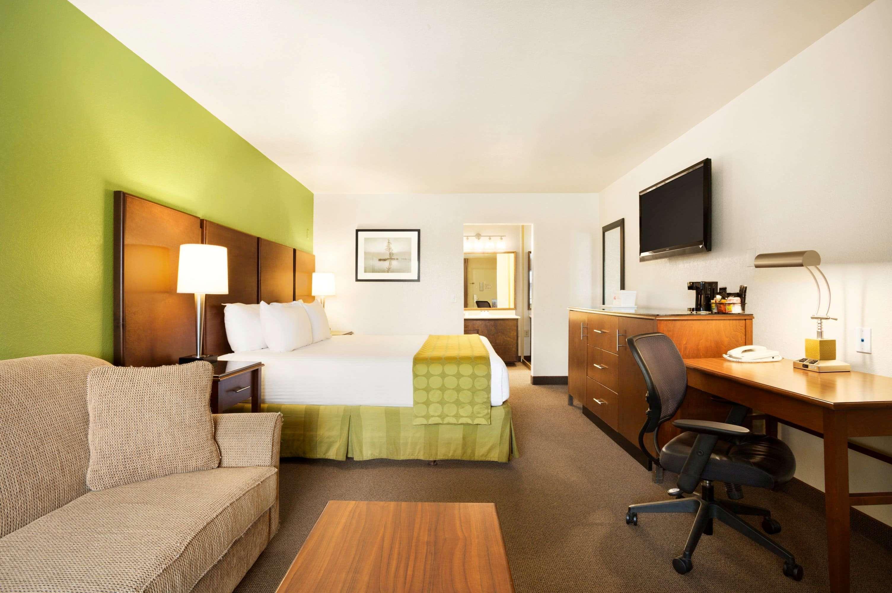 Ramada By Wyndham North & Conference Center Hotel