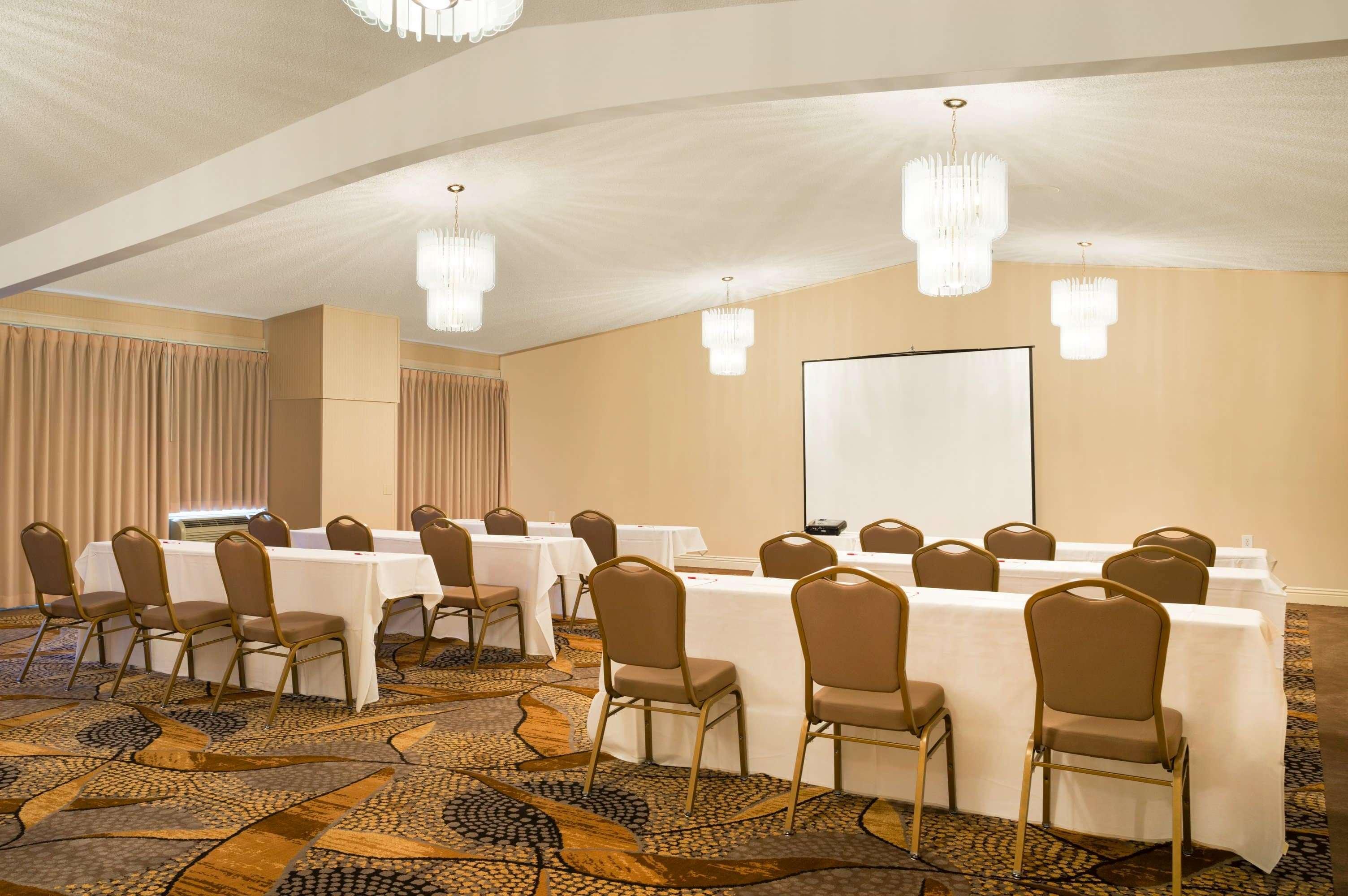 Ramada By Wyndham North & Conference Center 3*