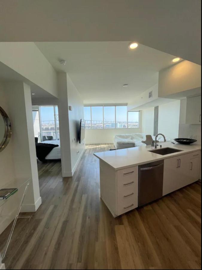 Luxury Designer With Rooftop Pool, Gym San Diego