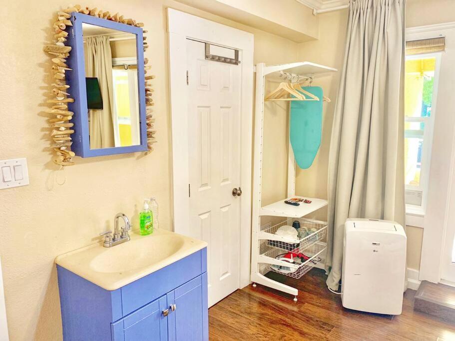 Artistic Paradise Studio With Balcony Near Downtown San Diego! Perfect For Travelers And Couples! Apartment