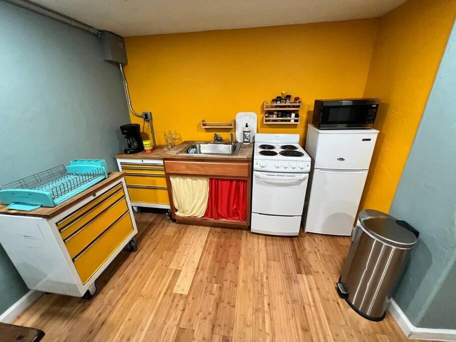 Lower Duplex, Huge Yard, Fenced Holiday home