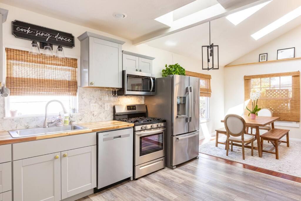 Holiday home Nagy's Artsy For 8 With Jacuzzi & Fireplace *