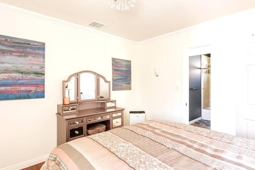Holiday home Nagy's Artsy For 8 With Jacuzzi & Fireplace *