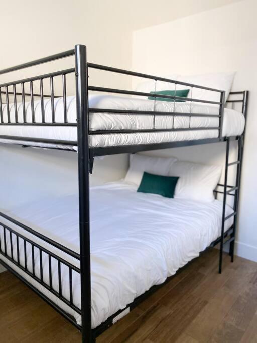 Stunning Urban Minutes From Downtown Holiday home *