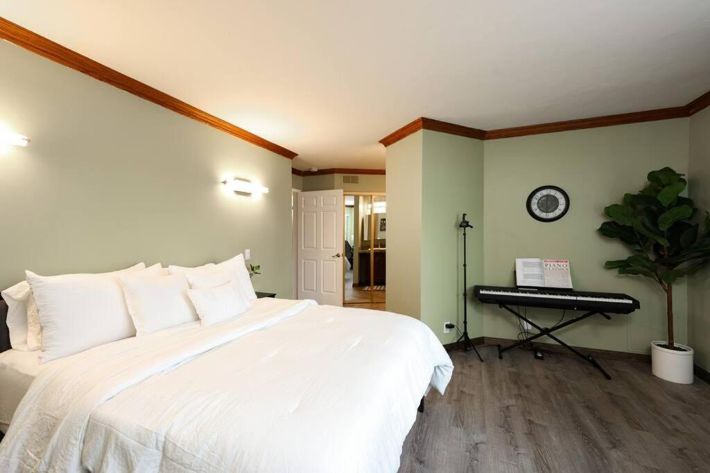 Apartment Chic Steps From Petco Park San Diego