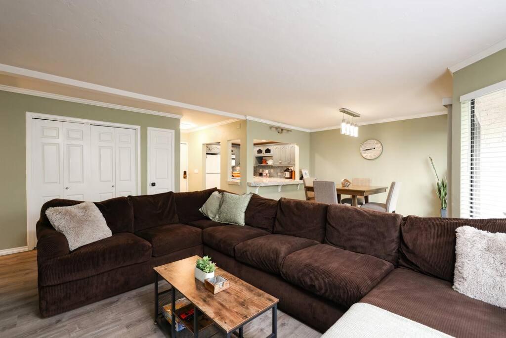 Apartment Chic Steps From Petco Park