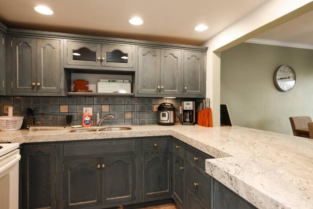 Apartment Chic Steps From Petco Park *