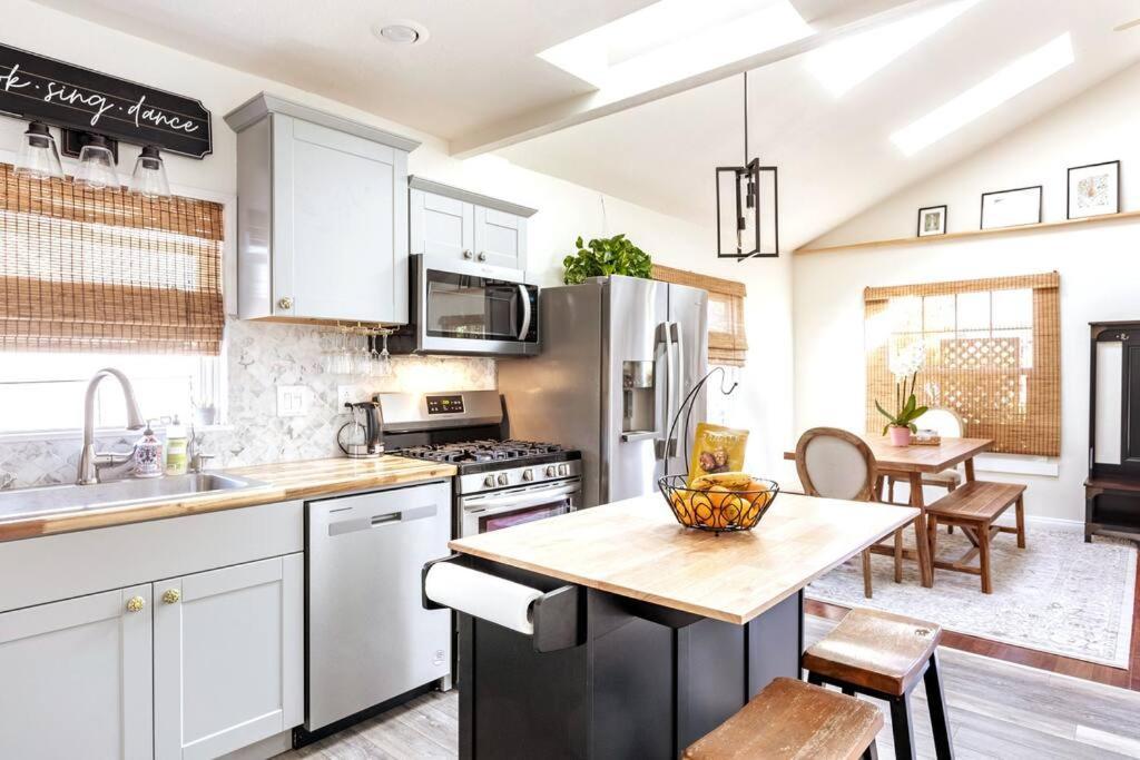 Holiday home Nagy's Artsy For 8 With Jacuzzi & Fireplace