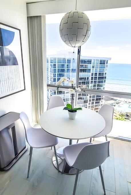 Apartment Luxury Beach-front High-rise