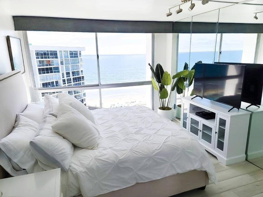 Luxury Beach-front High-rise Apartment