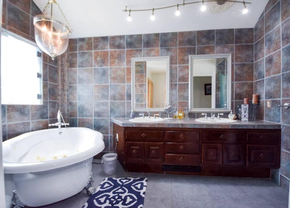 Private Front 4bed 4bath Pool And House