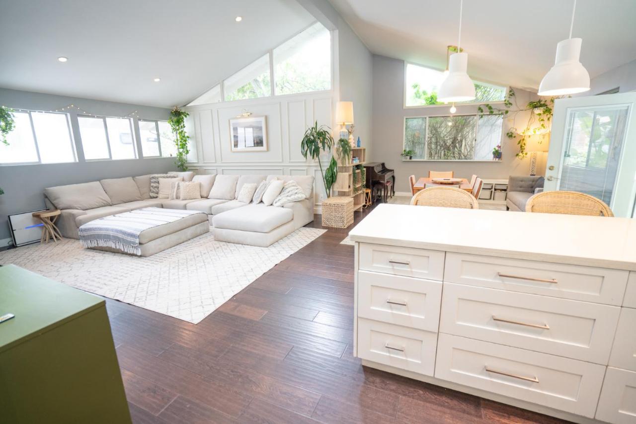 Holiday home Large House With Jacuzzi, Backyard & Ping Pong *
