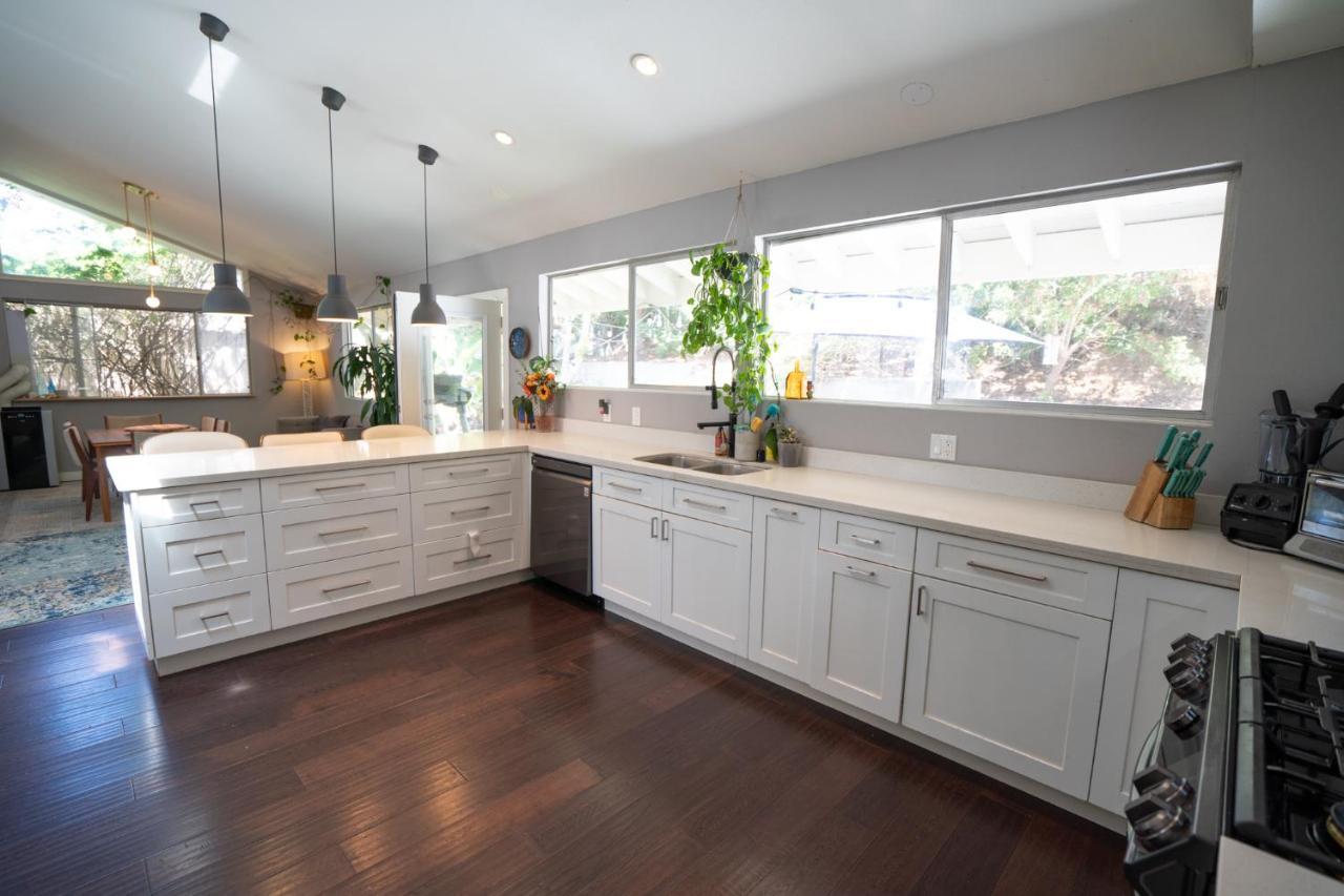 Large House With Jacuzzi, Backyard & Ping Pong San Diego