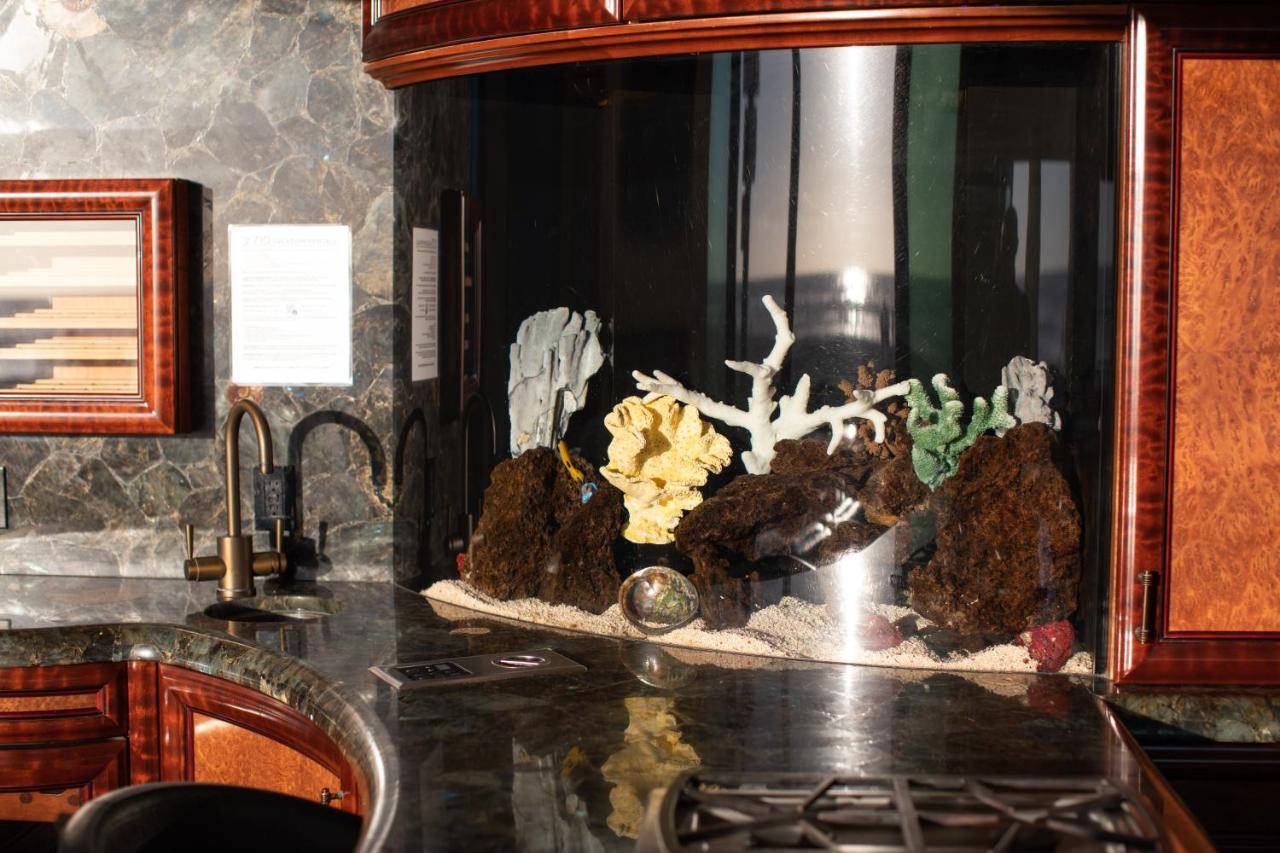 Verona Oceanfront Luxury W Spa, Multiple Private Patios, Grill, Ac & Garage Holiday home *