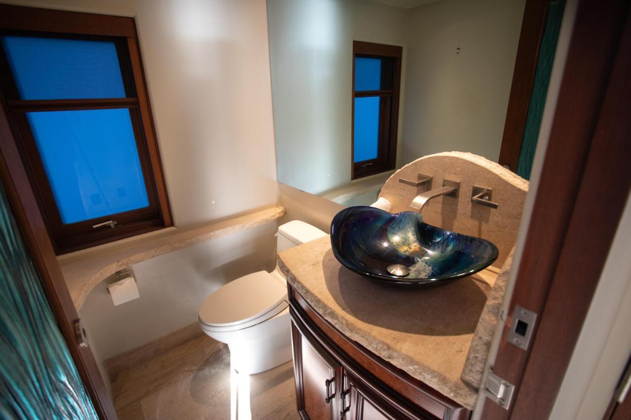 Verona Oceanfront Luxury W Spa, Multiple Private Patios, Grill, Ac & Garage Holiday home