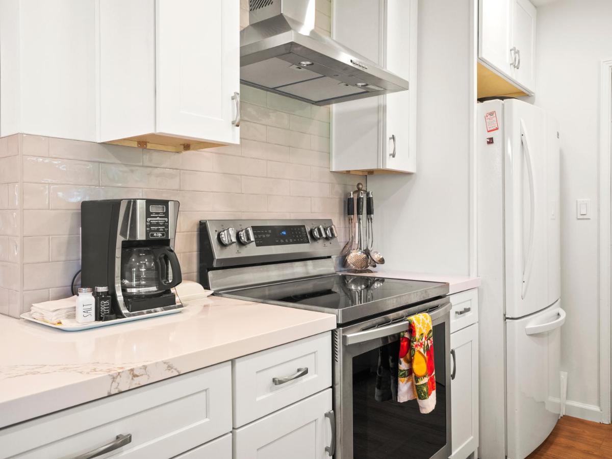 Bay Park Garden Paradise - Location, Ac, Washer Dryer & Private Yard! Holiday home *