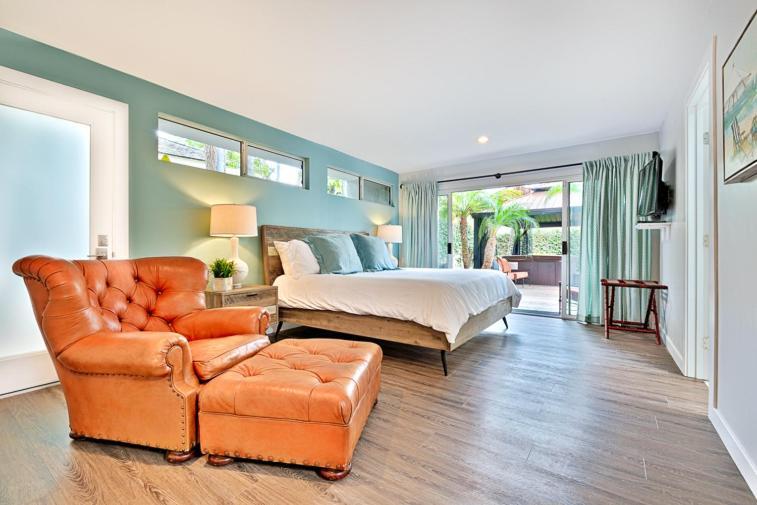 Shores Perfection - Spa, Ac, Pet Friendly, Parking, Fire Pit & Massive Private Yard! Holiday home *