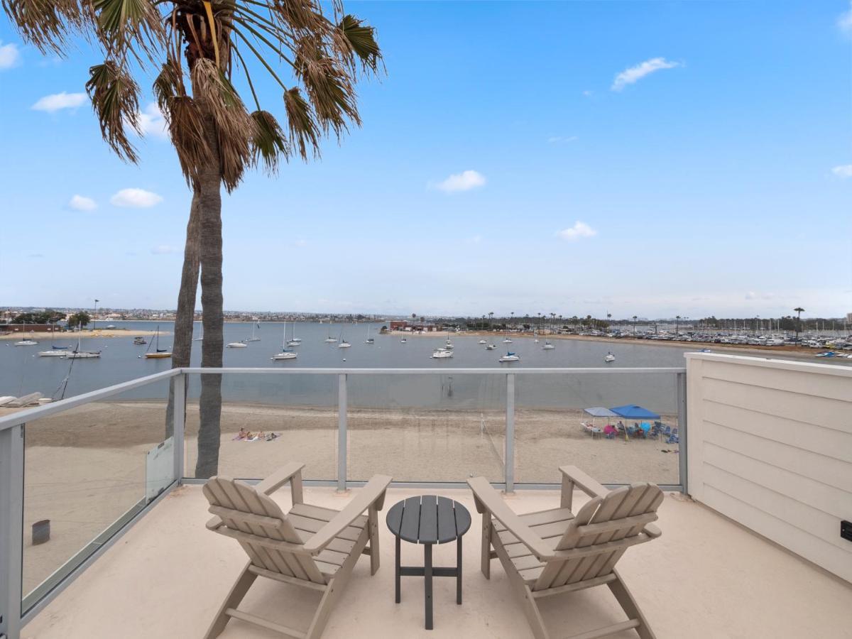 Stunning Bayfront With Gorgeous Views, Garage, Massive Roof Deck & Ac - Dogs Welcome! Holiday home *