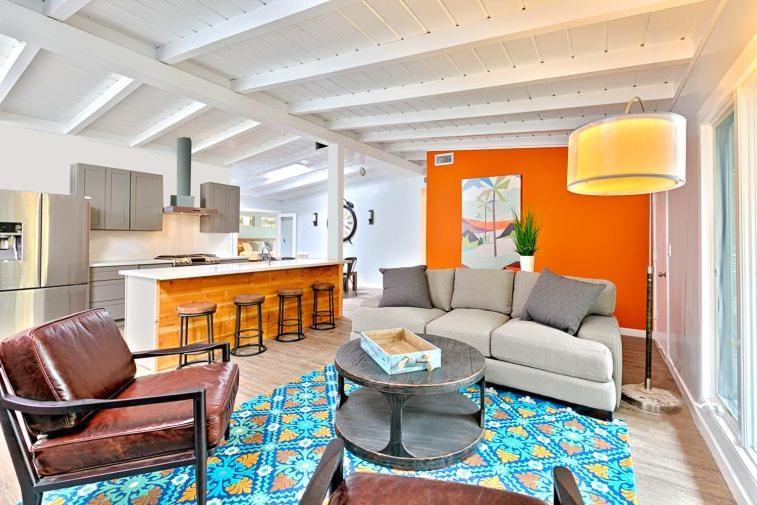 Holiday home Shores Perfection - Spa, Ac, Pet Friendly, Parking, Fire Pit & Massive Private Yard! *
