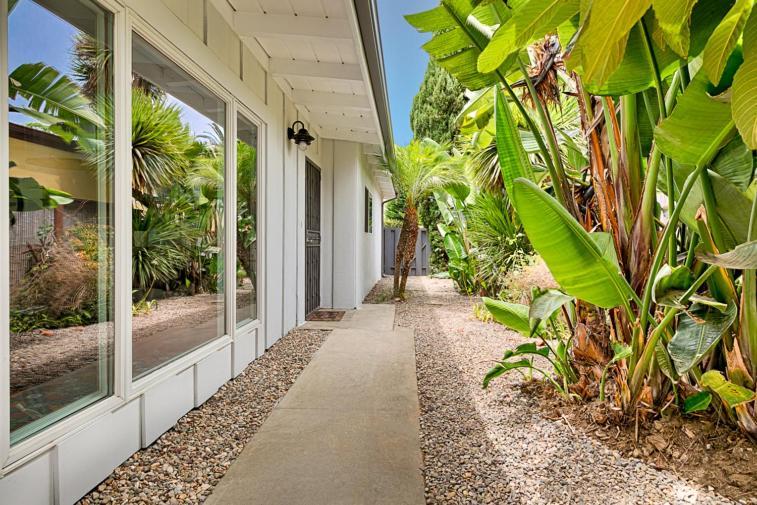 Holiday home Shores Perfection - Spa, Ac, Pet Friendly, Parking, Fire Pit & Massive Private Yard! *