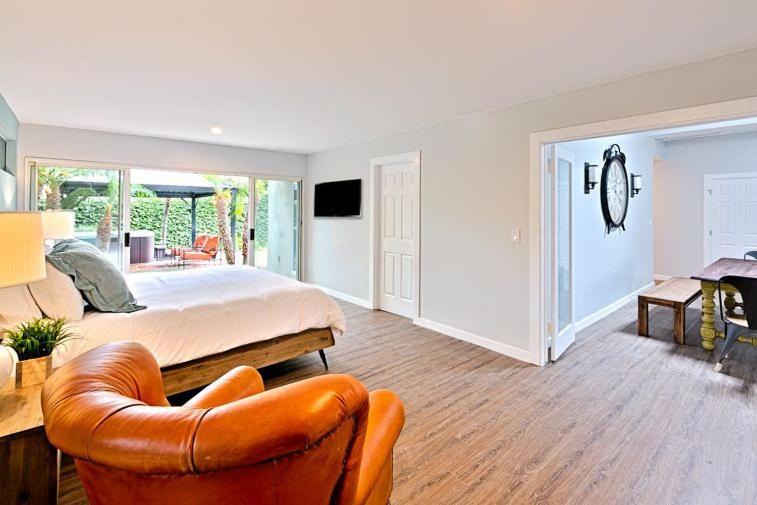 Shores Perfection - Spa, Ac, Pet Friendly, Parking, Fire Pit & Massive Private Yard!