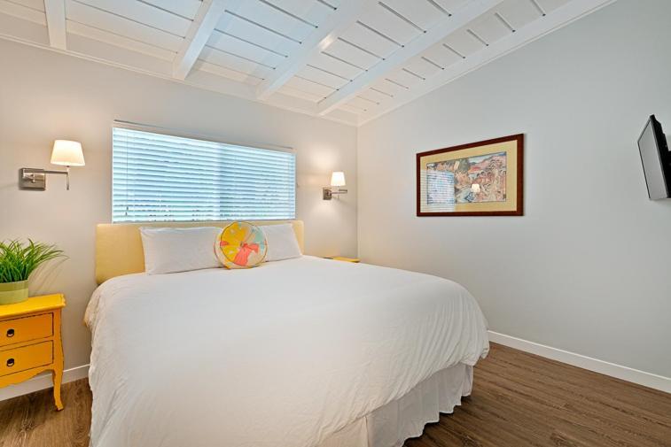 Holiday home Shores Perfection - Spa, Ac, Pet Friendly, Parking, Fire Pit & Massive Private Yard!