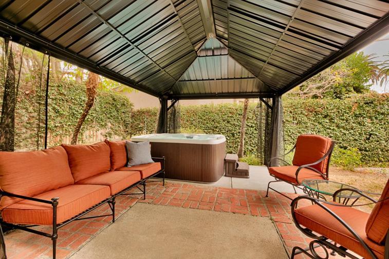 Shores Perfection - Spa, Ac, Pet Friendly, Parking, Fire Pit & Massive Private Yard! *