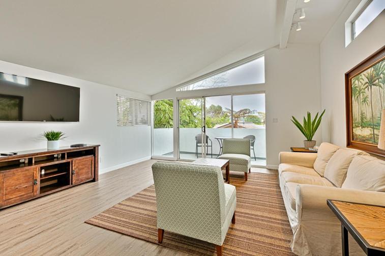 Holiday home Shores Perfection - Spa, Ac, Pet Friendly, Parking, Fire Pit & Massive Private Yard! *