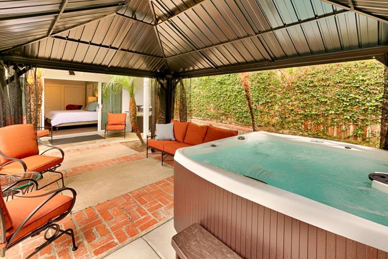 Shores Perfection - Spa, Ac, Pet Friendly, Parking, Fire Pit & Massive Private Yard!
