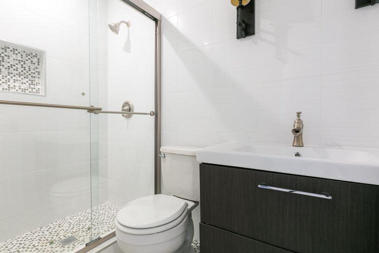 Holiday home Shores Perfection - Spa, Ac, Pet Friendly, Parking, Fire Pit & Massive Private Yard! *