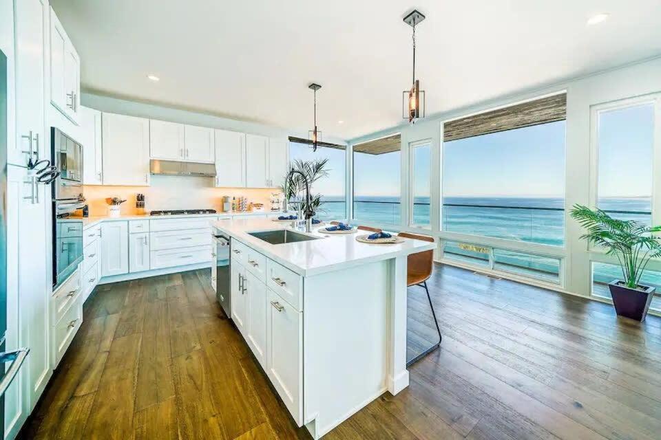Panoramic Ocean Vistas With Hot Tub And Firepit Holiday home