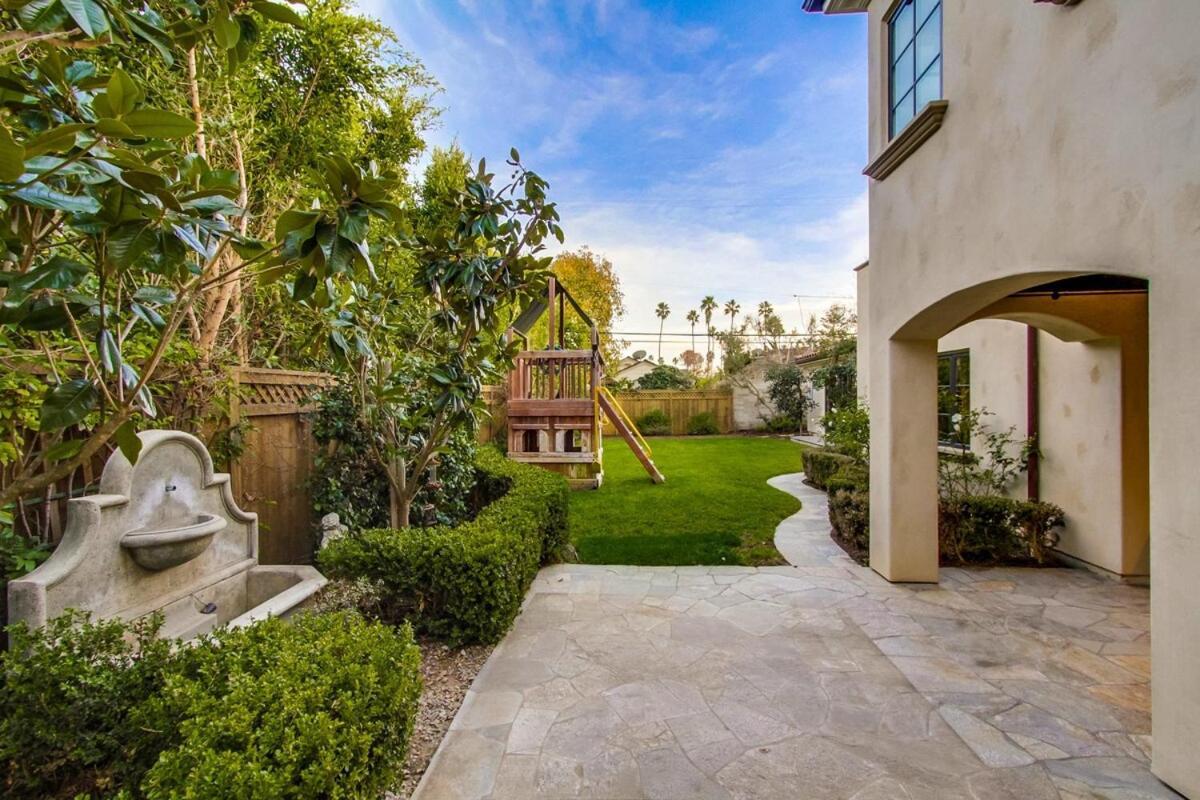 Mediterranean Beauty With Rooftop Deck And Views