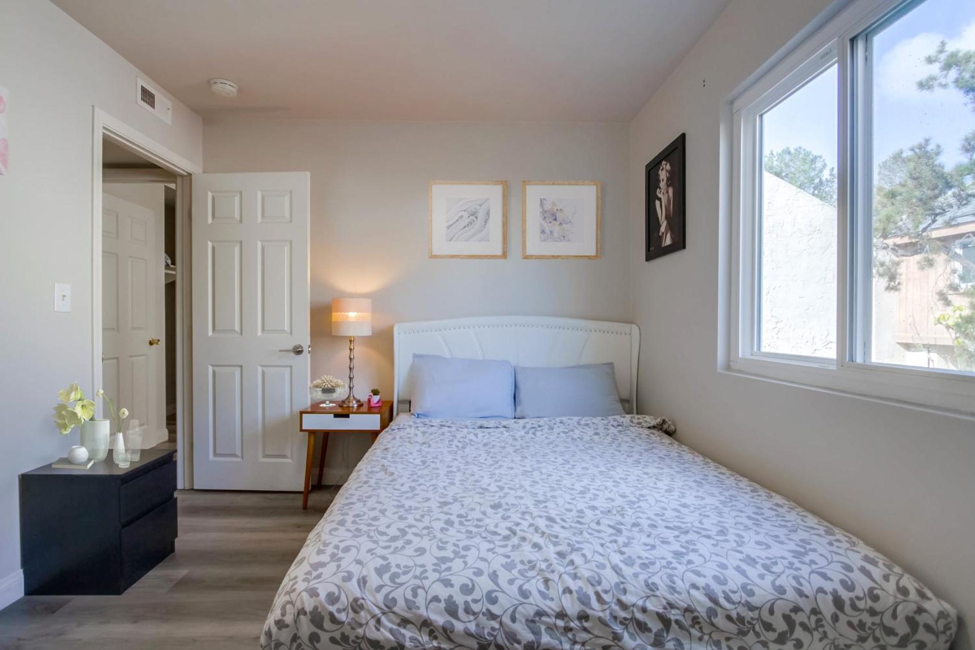Holiday home Entire Spacious 4-bedroom House W Free Pool Access, Garage & Parking In Prime Location *